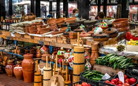Garnki, dzbanki, naczynia gliniane i lokalne produkty – idealne pamiątki, by poczuć smak Portugalii. Co przywieźć z Porto? Oto inspiracje!