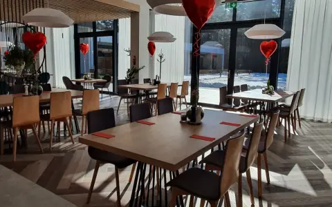 Gdzie zjeść w Suscu? Odkryj najlepsze restauracje i smaki Roztocza