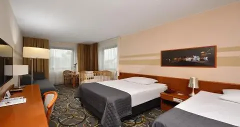 Co to jest suita w hotelu? Odkryj jej zalety i różnice z pokojem