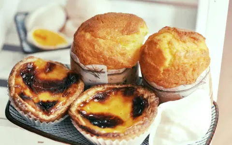 Pyszne babeczki i dwa pastel de nata – idealne, by dowiedzieć się, co przywieźć z Portugalii jedzenie.