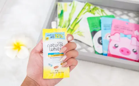 Co warto przywieźć z Tajlandii? Kosmetyki Olay Natural White w uroczych opakowaniach, idealne na prezent.