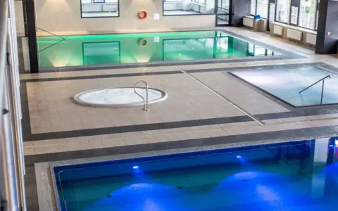 Wodne atrakcje w aquaparku Ustroń i okolice: baseny, jacuzzi i brodzik.