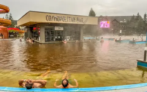 Relaks w termach na Słowacji blisko granicy. Ludzie kąpią się w ciepłej wodzie przy barze "Cosmopolitan".