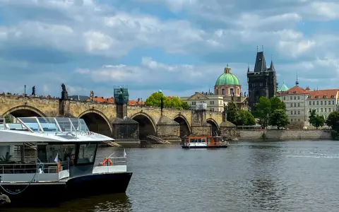 Rejs po Wełtawie w Pradze, w tle Most Karola i wieże.