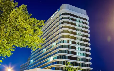 Nowoczesny Radisson Blu Resort Świnoujście zachwyca architekturą. Sprawdź radisson blu resort świnoujście ceny i zaplanuj swój pobyt nad morzem.