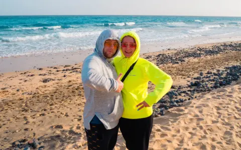 Para na plaży Fuerteventura, idealna pogoda w grudniu.