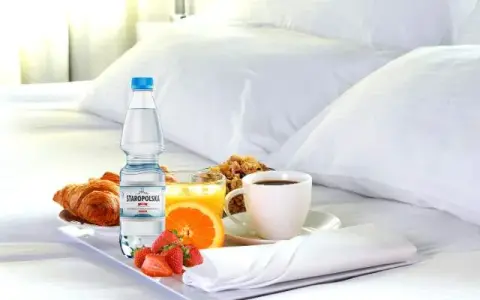 Czy woda w hotelu jest za darmo? Odkryj zasady i pułapki