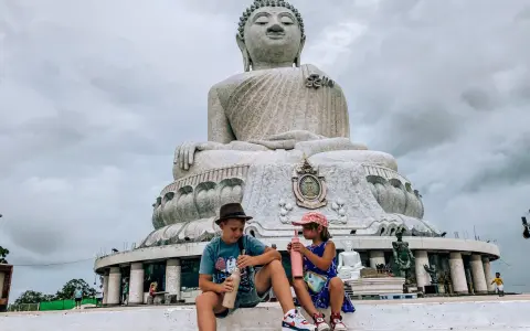 Dzieci piją napoje przed Wielkim Buddą, wspaniałym widokiem z Kata Beach.