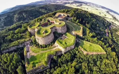 Imponujący fort na wzgórzu, otoczony lasami, to perła Dolnego Śląska.