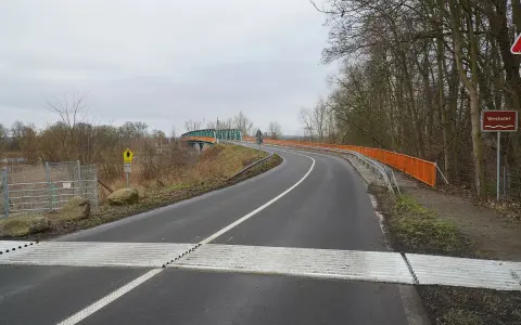 Droga do granicy niemieckiej, znak "Westoder". Most i pomnik.