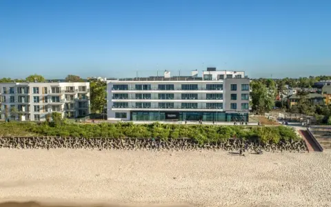 Nowoczesny hotel nad samym morzem, z widokiem na piaszczystą plażę i sosnowy las. Idealne miejsce na wakacje.