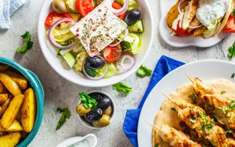 Pyszne souvlaki, sałatka grecka, pieczone ziemniaki i oliwki – to idealne smaki, co przywieźć z Cypru do jedzenia.