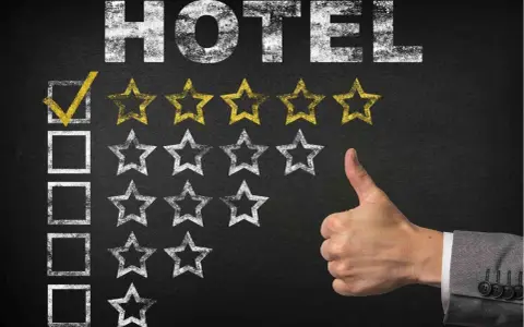 Ocena hotelu: zaznaczony pierwszy kwadrat i cztery złote gwiazdki. Kciuk w górę. 4-gwiazdkowy hotel zasługuje na pochwałę.