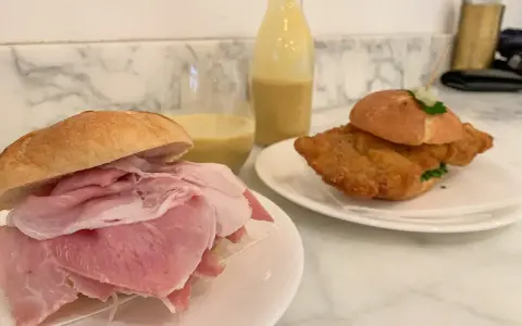 Dwa pyszne sandwicze, jeden z szynką, drugi z panierowanym kotletem, idealne, by sprawdzić, co warto zjeść w Wiedniu.