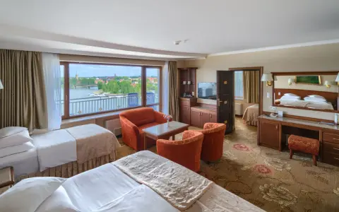 Pokój w Hotelu Gołębiewski w Mikołajkach, z widokiem na jezioro. Hotel ma 4 gwiazdki.
