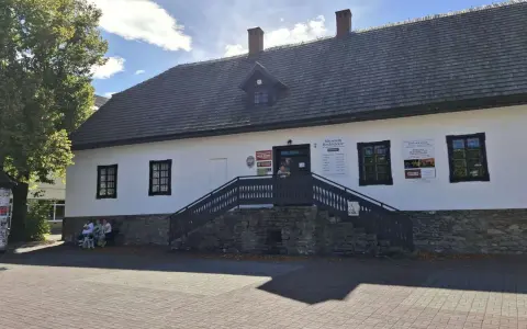 Muzeum Beskidzkie w Wiśle, z charakterystyczną kamienną podmurówką i drewnianymi schodami, zaprasza do odkrywania historii regionu.