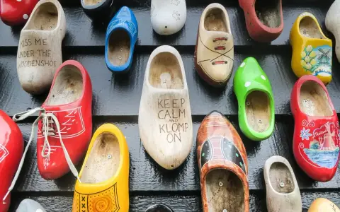 Kolorowe drewniaki, czyli co kupić w Holandii. Wzory z wiatrakami, tulipanami i napisem "Keep calm and klomp on".