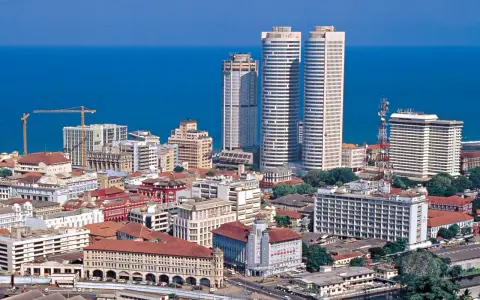 Panorama miasta Sri Lanka stolica, z nowoczesnymi wieżowcami i historyczną architekturą nad błękitnym oceanem.