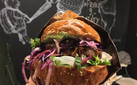 Gdzie zjeść w Kościerzynie? Najlepsze restauracje i dania, które musisz spróbować
