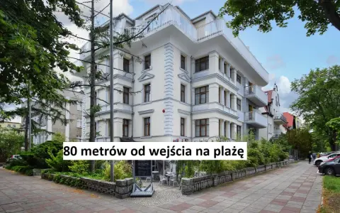 Elegancki hotel Marmur, zaledwie 80 metrów od plaży, otoczony zielenią. Idealne miejsce na wakacje.