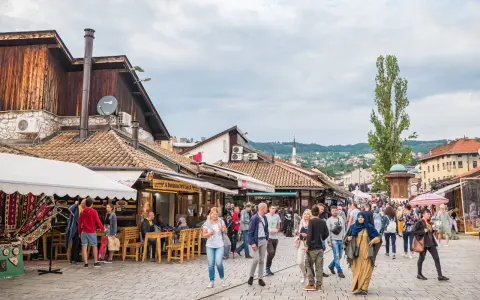 Tłoczny bazar w Sarajewie, idealne miejsce na bośnia i hercegowina wakacje. Ludzie spacerują, kupują pamiątki i jedzą w kawiarniach.