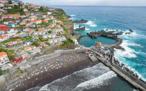 Wyspa Madera, czarna plaża, naturalne baseny wulkaniczne i kolorowe domki na klifie. Idealne miejsce, gdzie najlepiej spać na Maderze, blisko natury i oceanu.
