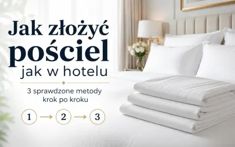 Jak złożyć pościel jak w hotelu? 3 sprawdzone metody krok po kroku. Stos białej, prążkowanej pościeli na hotelowym łóżku.