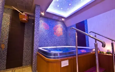 Relaks w jacuzzi i prysznic z drewnianej bani w klimatycznym spa dla dwojga.