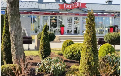 Restauracja Neptun w Międzyzdrojach, idealne miejsce, gdzie zjeść można ryby, dania z grilla i obiadowe.