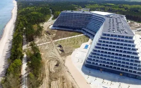Nowy hotel Gołębiewski w budowie, z widokiem na morze i las. Czy to będzie najlepszy hotel Gołębiewski?