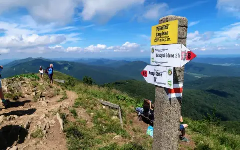 Bieszczady szlaki: Polonina Caryńska, Ustrzyki Górne i Brzegi Górne. Turyści na szlaku, piękny widok.