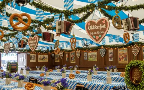 Oktoberfestowe dekoracje: precle, akordeony, serca z piernika. Idealne inspiracje, co przywieźć z Niemiec!