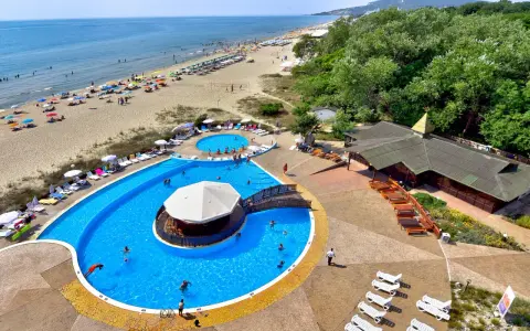 Idealne tanie wczasy w Bułgarii: plaża, baseny z barem i mnóstwo słońca.