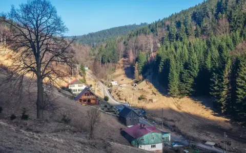 Góry Sowie zachęcają do wędrówek. Malownicze chatki i lasy wzdłuż szlaków tworzą sielski krajobraz.