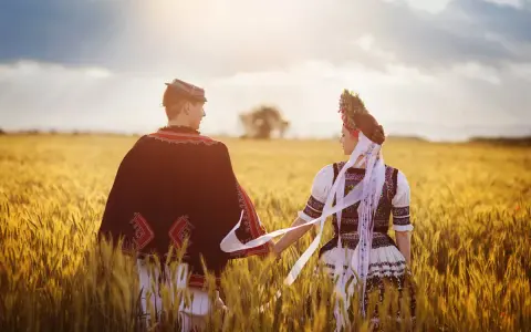 Para w strojach ludowych trzyma się za ręce na polu pszenicy. Ciekawe chorwackie ciekawostki o tradycjach.