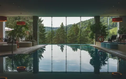 Basen w Dr Irena Eris Hotel z widokiem na góry. Relaks w otoczeniu natury.
