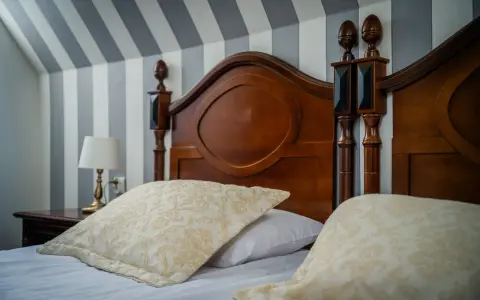 Wygodne łóżko w hotelu, idealne na służbowy nocleg. Pytanie, czy można służbowo nocować w hotelu, jest tu nieistotne, bo komfort jest najważniejszy.