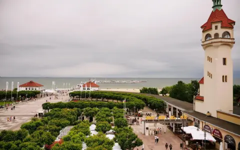 Sopot, jedno z urokliwych miast w Polsce, z charakterystyczną wieżą i widokiem na morze.