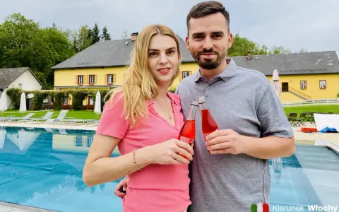Para z napojami przy basenie. Taki nocleg tranzytowy to idealny przystanek w podróży.