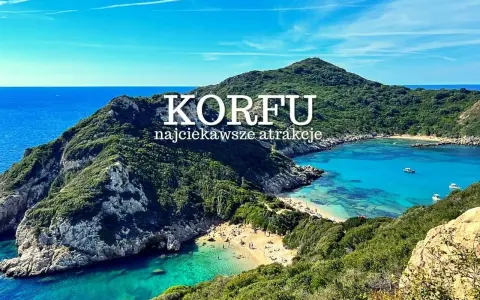 Widok na zatokę z turkusową wodą i plażą. Idealne miejsce, by odkryć, co zobaczyć na Korfu.