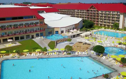 Hotel Gołębiewski Mikołajki: basen zewnętrzny z mnóstwem leżaków i parasoli. Sprawdź cennik i zaplanuj wakacje!