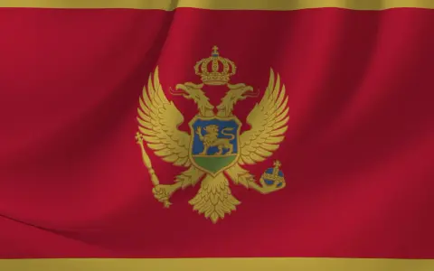 Flaga Czarnogóry z dwugłowym orłem. W tym kraju obowiązuje euro, a język urzędowy to czarnogórski.