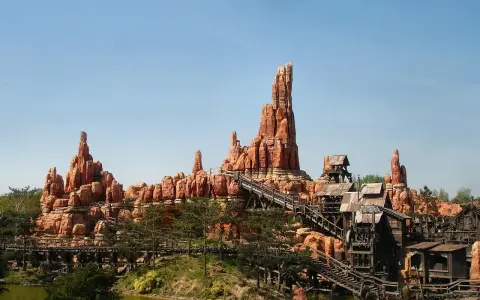 Big Thunder Mountain Railroad w Disneylandzie, idealne miejsce na niezapomniane przygody po zakupie biletów.