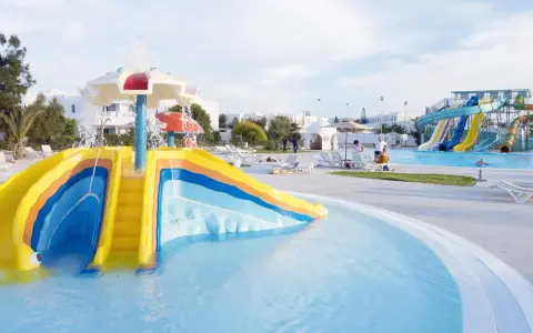 Kolorowy hotel z parkiem wodnym dla dzieci oferuje mnóstwo atrakcji, w tym zjeżdżalnie i baseny.