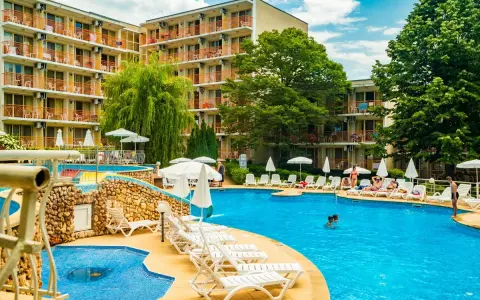 Hotel z basenem i leżakami, idealne miejsce na booking bonu turystycznego.