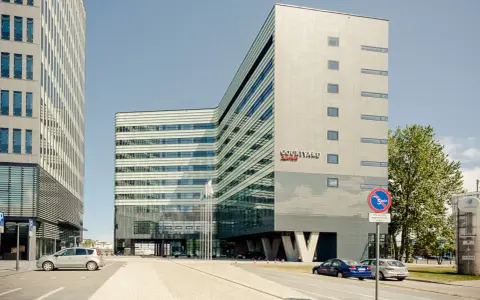 Nowoczesny budynek Courtyard by Marriott w Gdyni, z charakterystyczną, falistą fasadą i przeszklonym parterem.