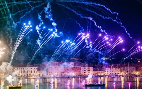 Spektakularny sylwester w Wenecji! Niebo rozświetlone feerią barw, fajerwerki nad wodą i zabytkowe budynki tworzą magiczny widok.