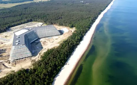 Ogromny, nowoczesny hotel w kształcie litery V, budowany tuż przy plaży. To będzie największy hotel nad morzem, otoczony lasem sosnowym.