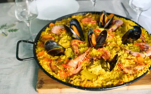Pyszna paella z owocami morza i ryżem. Idealna odpowiedź na pytanie, co przywieźć z Hiszpanii do jedzenia.