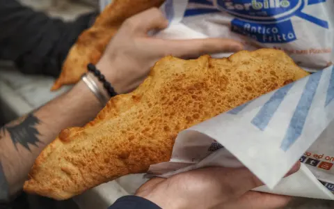 Co zjeść w Neapolu? Odkryj najlepsze lokalne specjały i restauracje